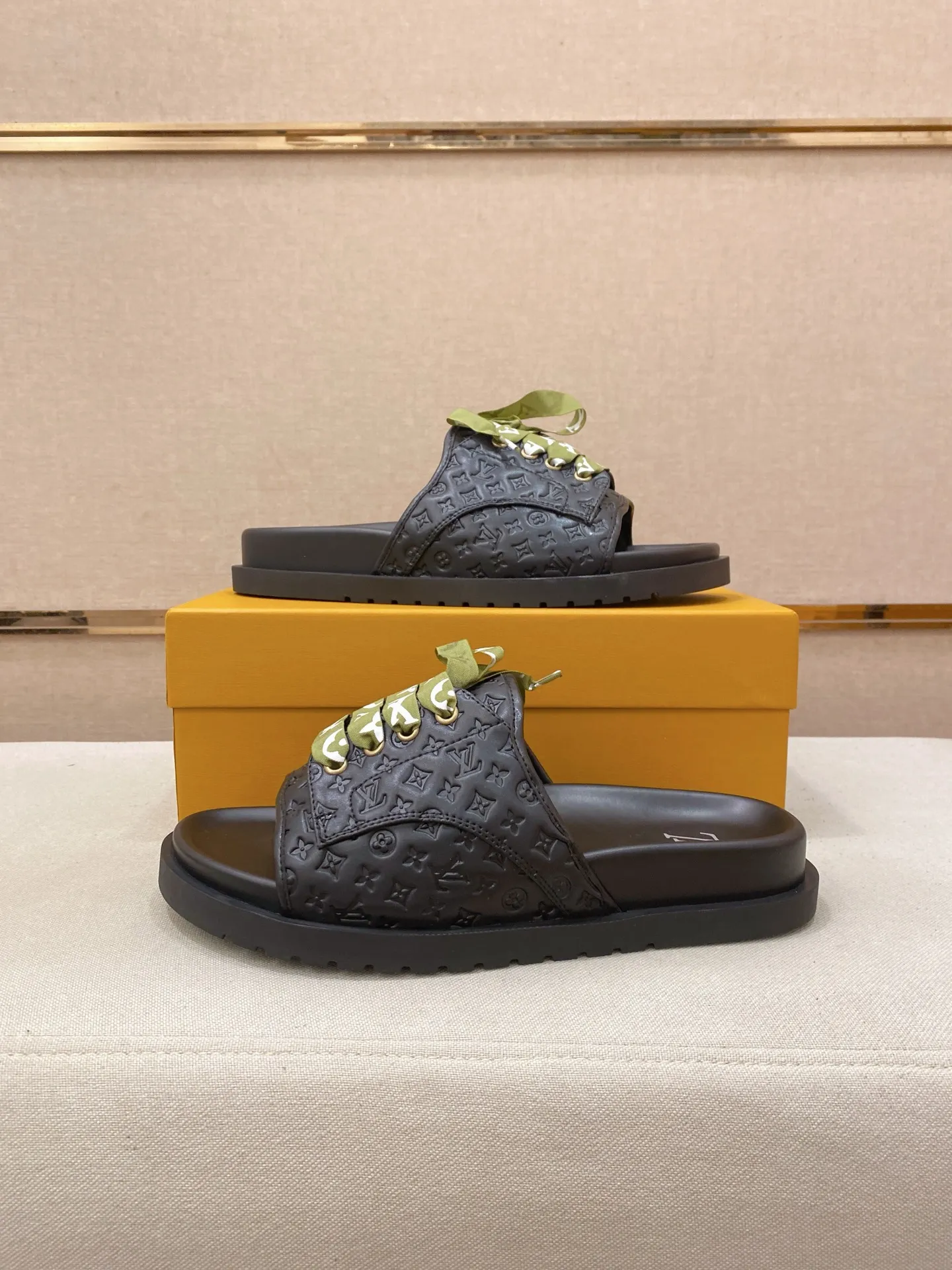 Men's shoes 💰: 340💰Made by LV🔍Top purchasing agents. Men's spring and summer slippers are available at the same counter. The uppers are imported cowhide from Italy, with logo graphics and high-quality craftsmanship. Soles: original soles specially provided by the original factory. Exclusive movable molded soles are super comfortable. Original goods follow orders. 🔍🔍High quality. You can enter and exit the counter at will. Welcome to compare. Size 38-44.